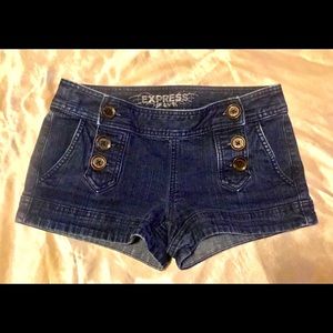 Cute Express button side jean shorts